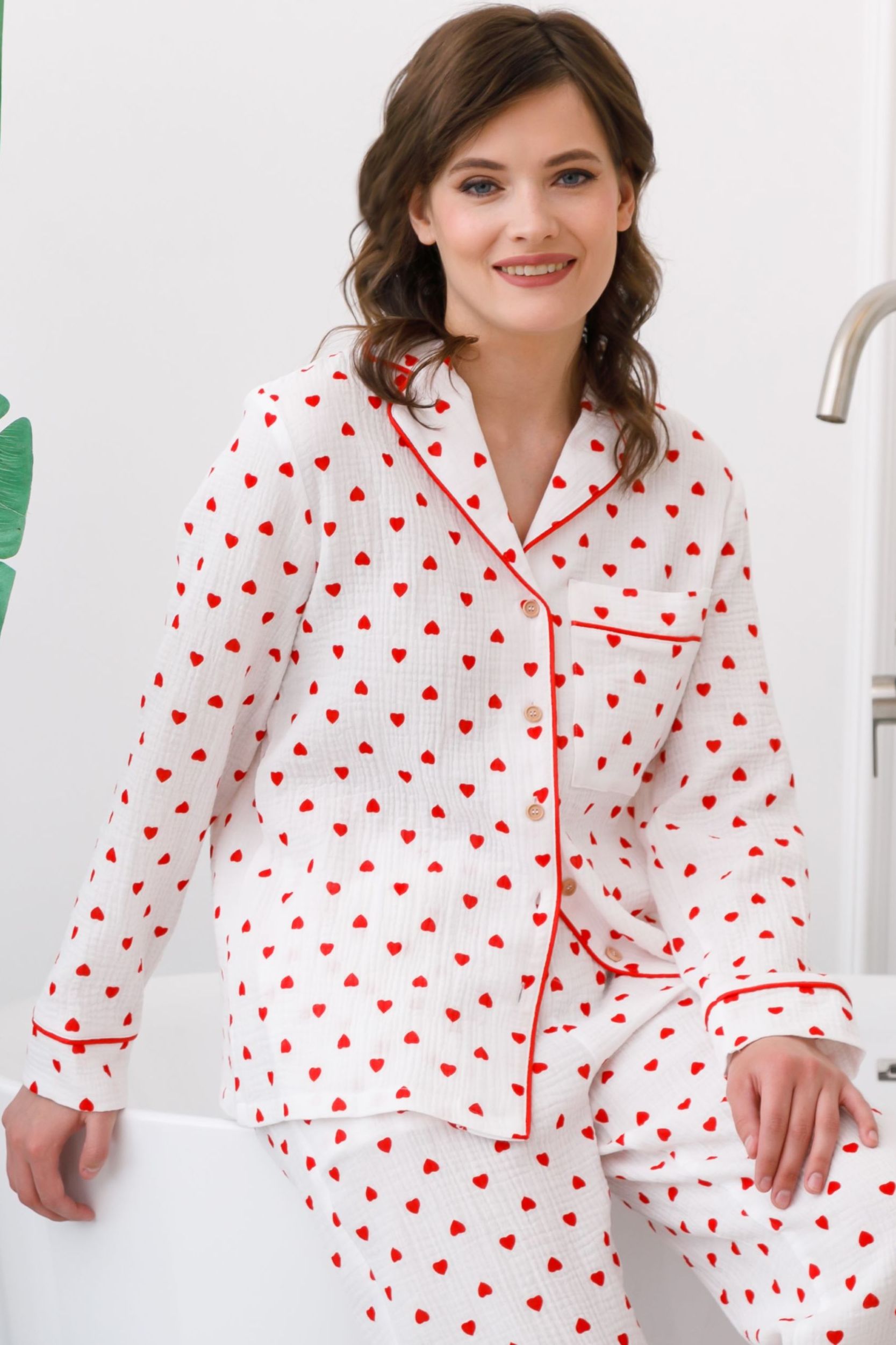 Блузка белая в сердечко из муслина с накладным карманом Priz