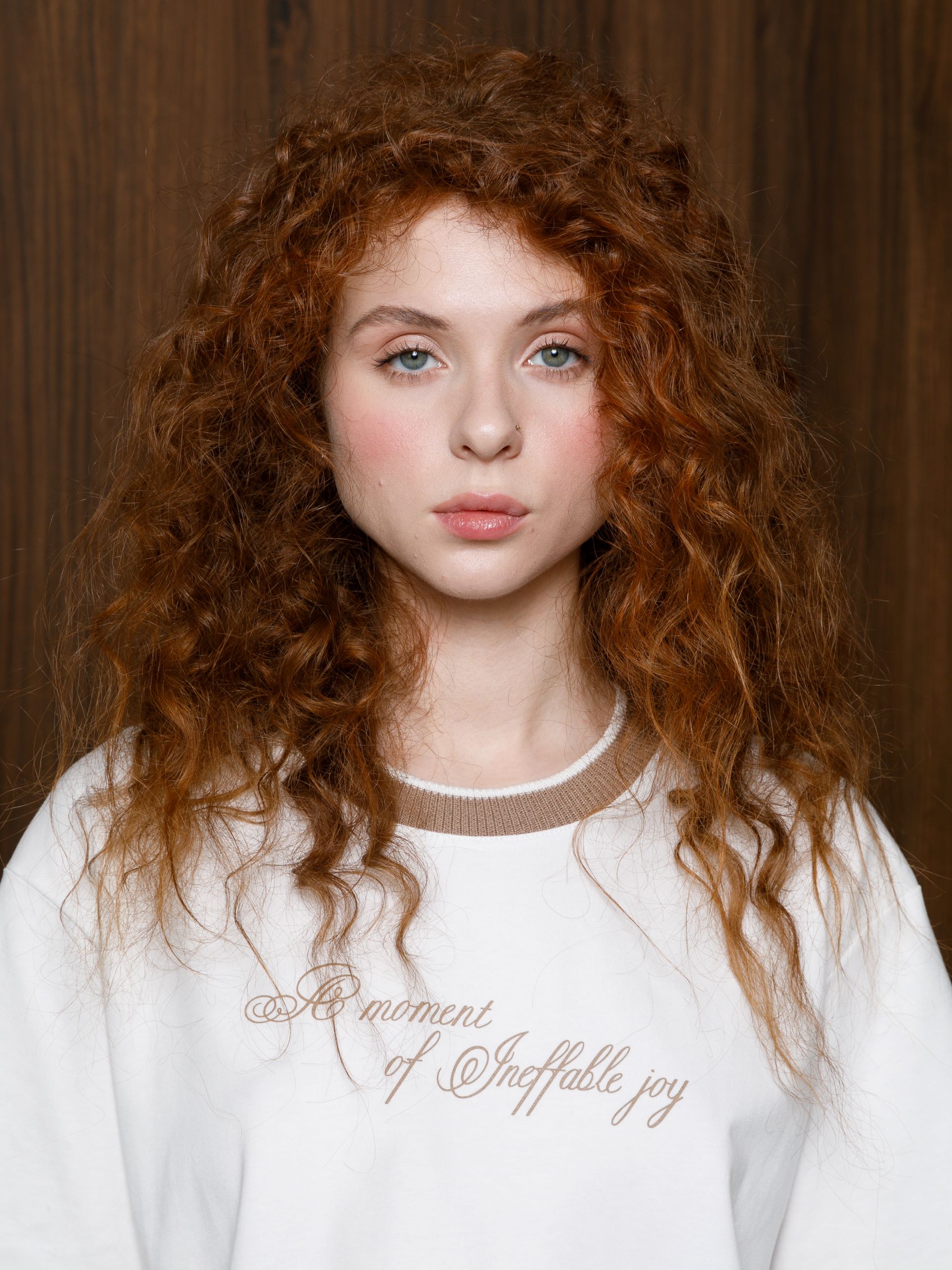 Футболка молочного цвета с принтом Priz(фото3)