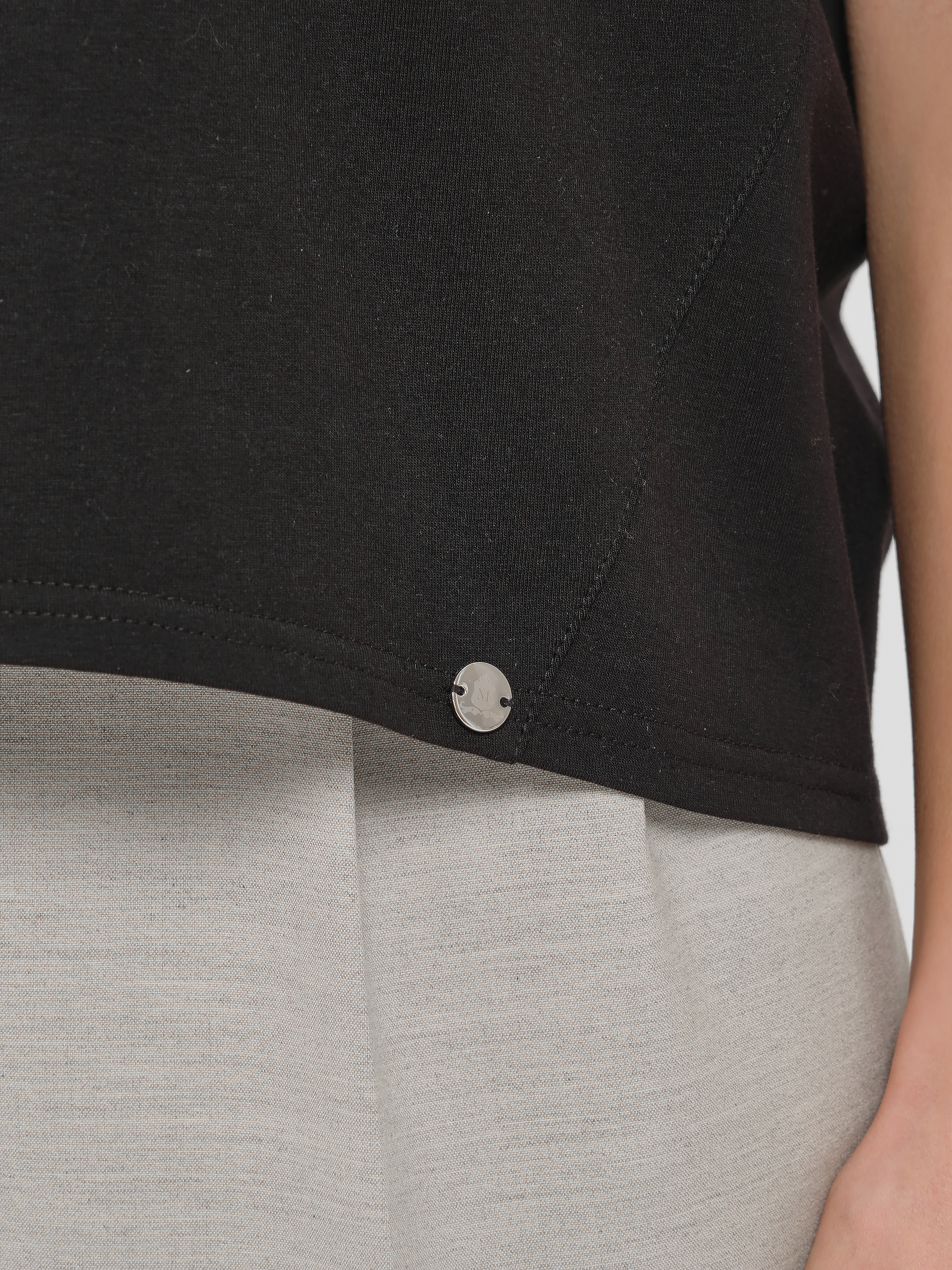 Футболка чёрная с декоративными цветами Priz(фото5)