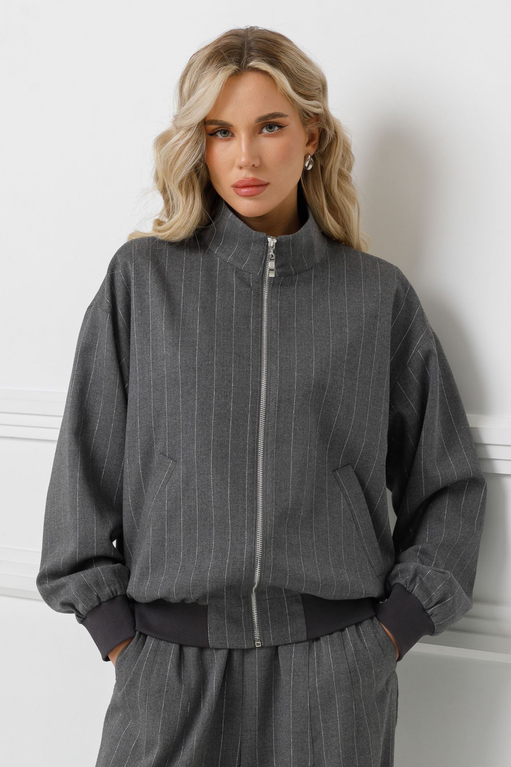 Жакет бомбер на молнии тёмно-серый в полоску Priz