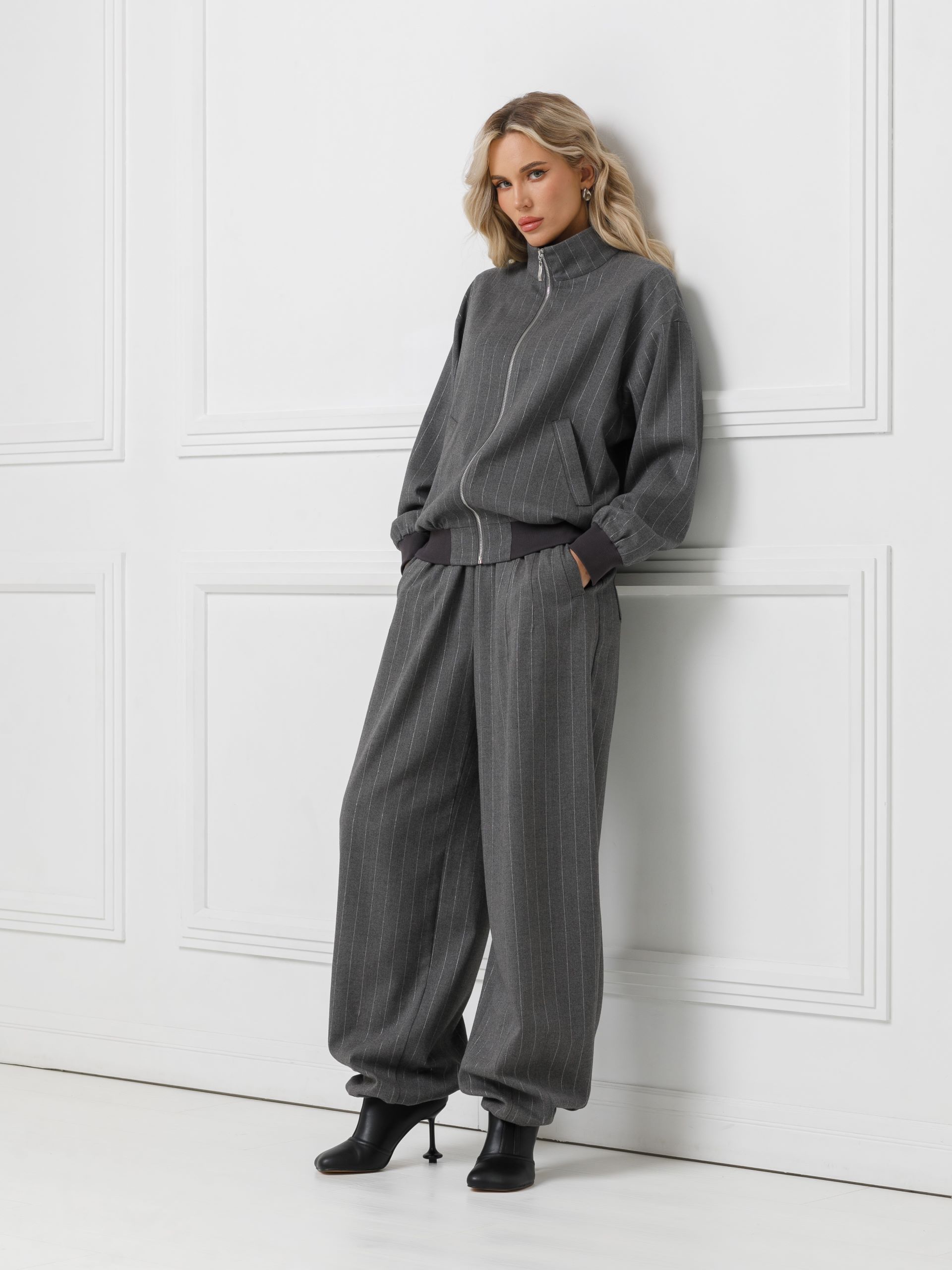 Жакет бомбер на молнии тёмно-серый в полоску Priz(фото2)