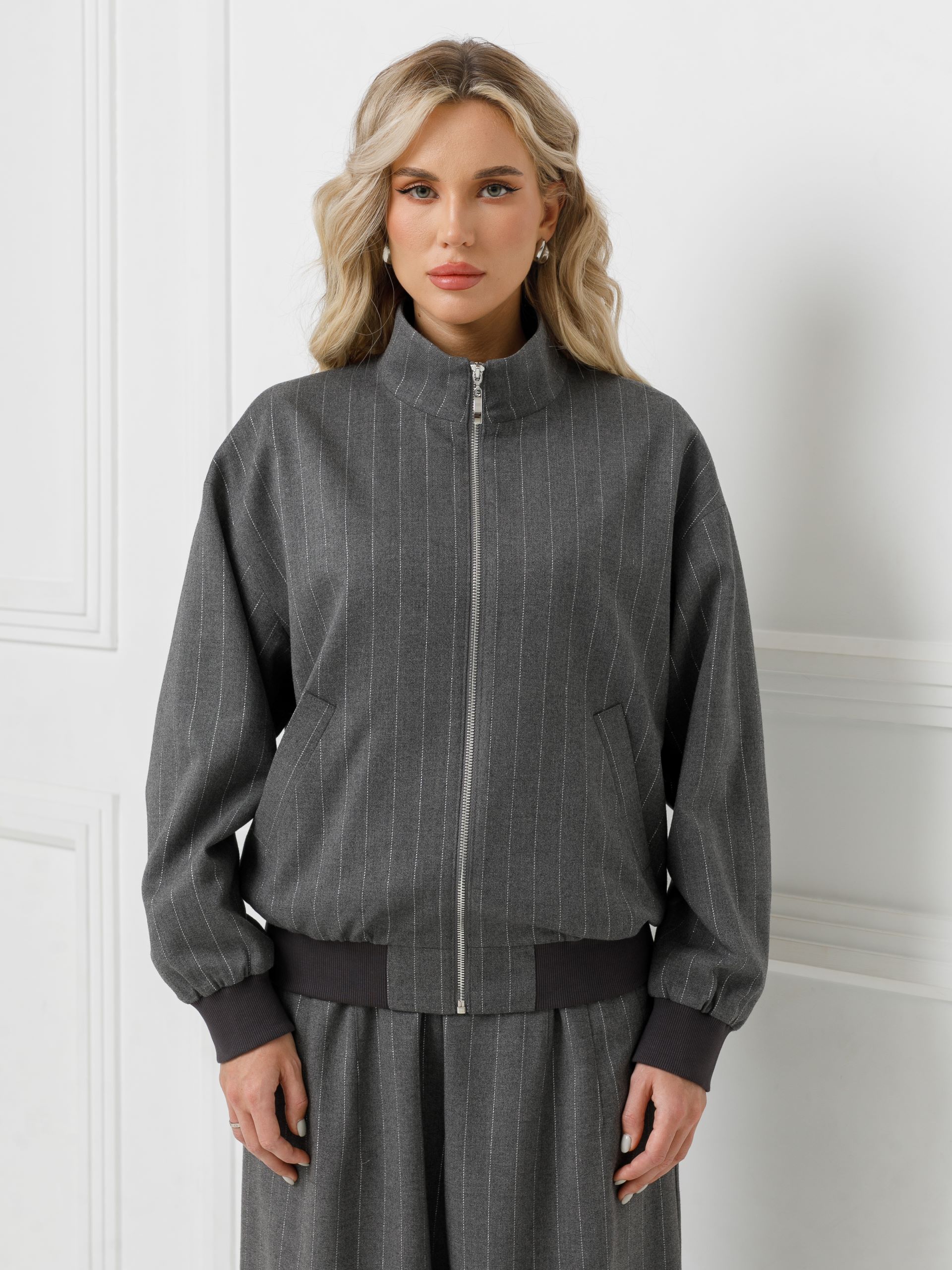 Жакет бомбер на молнии тёмно-серый в полоску Priz(фото3)