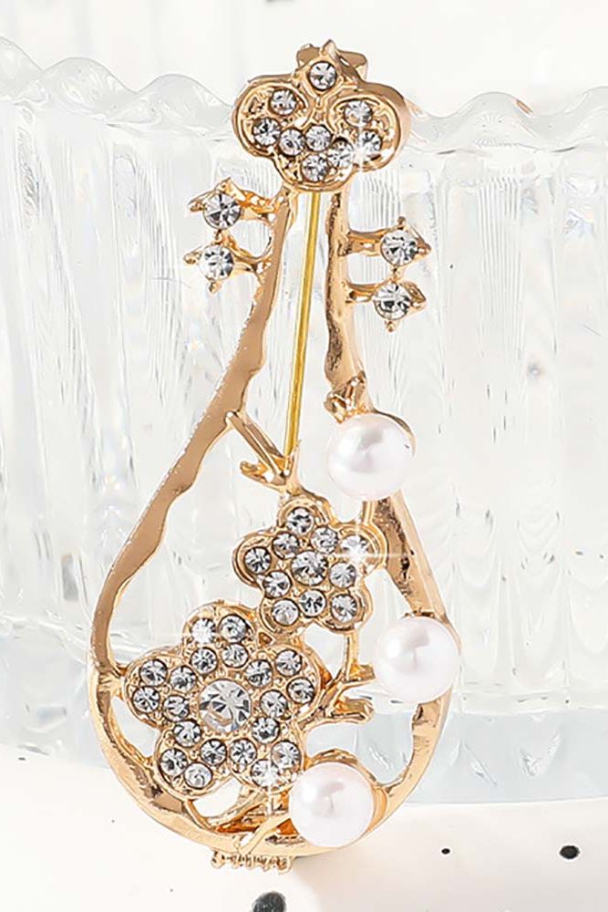 Брошь оригинальной формы со стразами Rada