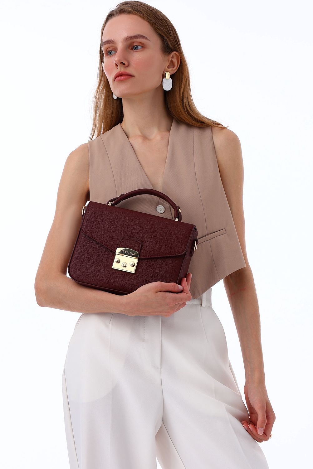 Сумка женская-мессенджер бордового цвета Textura