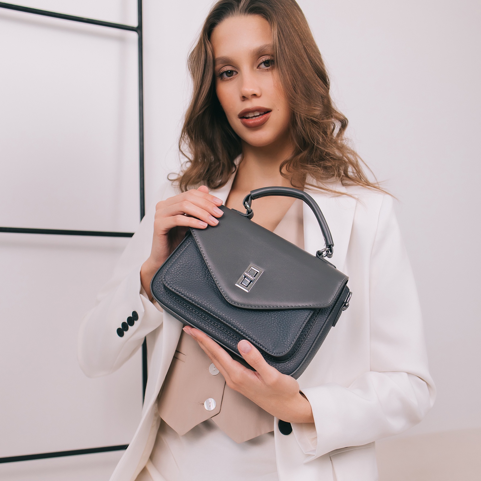 Сумка женская-мессенджер на клапане тёмно-серая Textura(фото3)