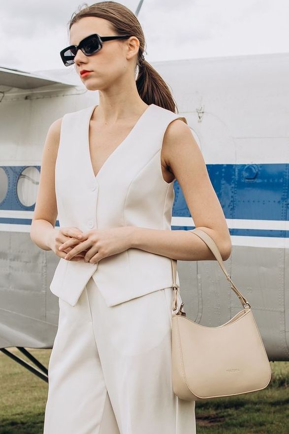 Сумка женская багет на молнии бежевого цвета Textura