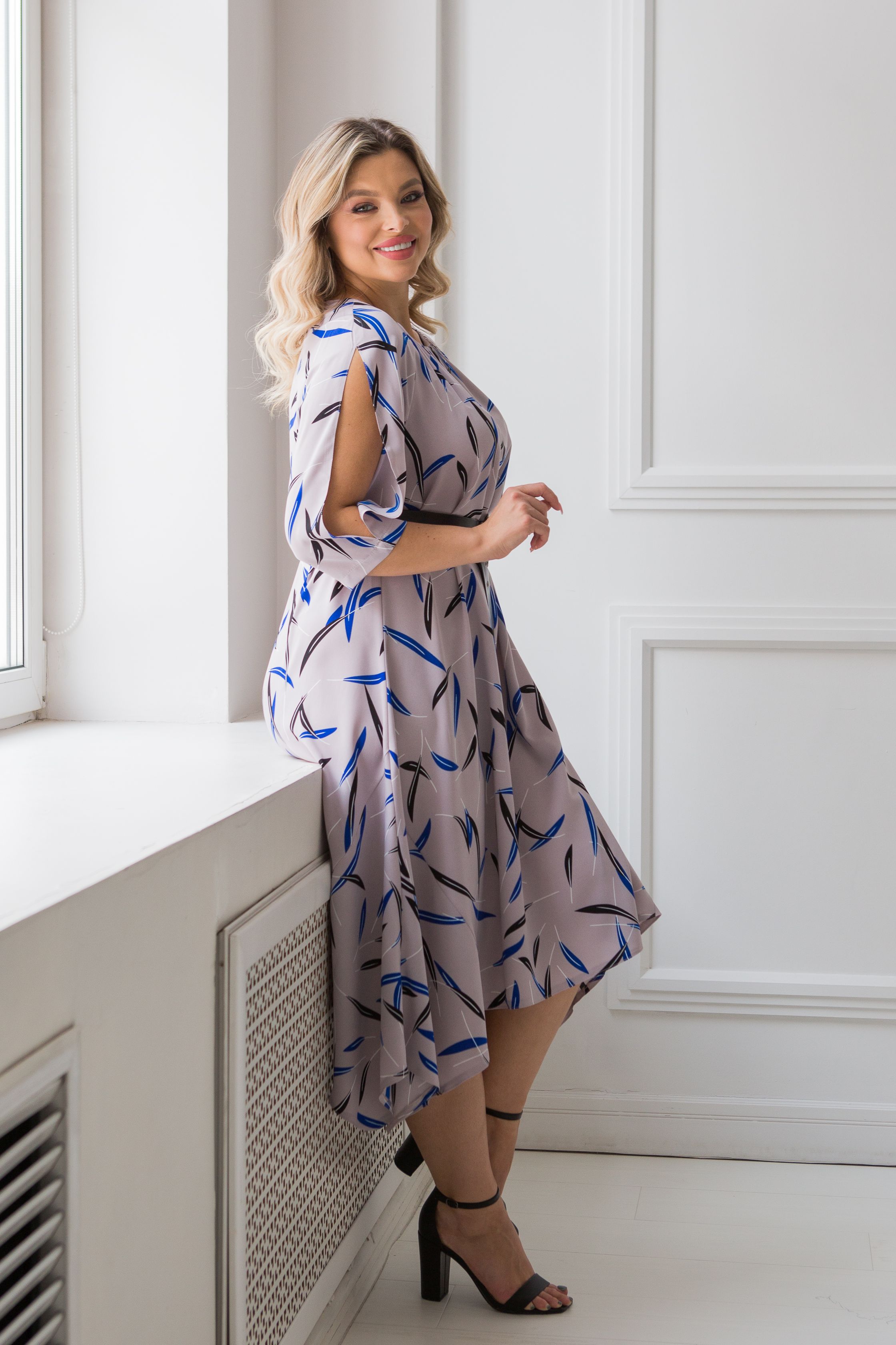 Платье серое с разрезами на рукавах Venusita(фото4)